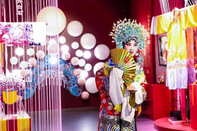 与AI机器人智能对话 体验非遗版“清明上河图”——丰台区非物质文化遗产展示体验中心正式揭幕(图6) 与AI机器人智能对话 体验非遗版“清明上河图”——丰台区非物质文化遗产展示体验中心正式揭幕(图6)