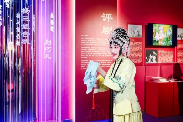 与AI机器人智能对话 体验非遗版“清明上河图”——丰台区非物质文化遗产展示体验中心正式揭幕(图7) 与AI机器人智能对话 体验非遗版“清明上河图”——丰台区非物质文化遗产展示体验中心正式揭幕(图7)