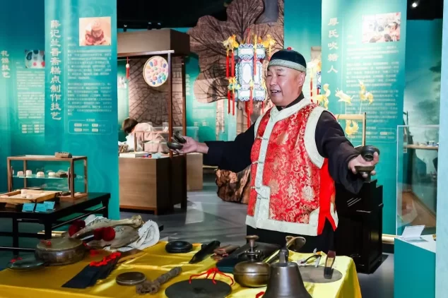 与AI机器人智能对话 体验非遗版“清明上河图”——丰台区非物质文化遗产展示体验中心正式揭幕(图9) 与AI机器人智能对话 体验非遗版“清明上河图”——丰台区非物质文化遗产展示体验中心正式揭幕(图9)