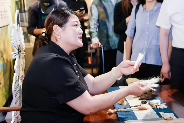 与AI机器人智能对话 体验非遗版“清明上河图”——丰台区非物质文化遗产展示体验中心正式揭幕(图8) 与AI机器人智能对话 体验非遗版“清明上河图”——丰台区非物质文化遗产展示体验中心正式揭幕(图8)