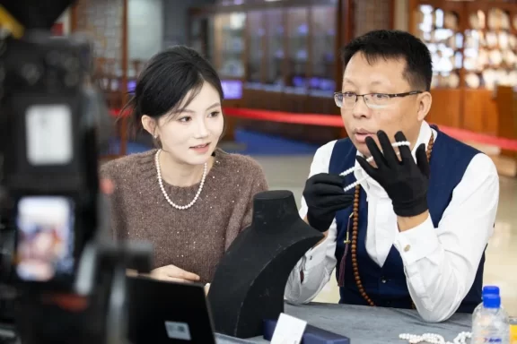 蜜蜂心愿社携手红桥国际珍珠文化节,共绘直播新篇章(图3) 蜜蜂心愿社携手红桥国际珍珠文化节,共绘直播新篇章(图3)