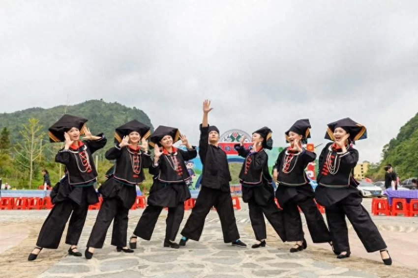 “把客人唱到山里来”