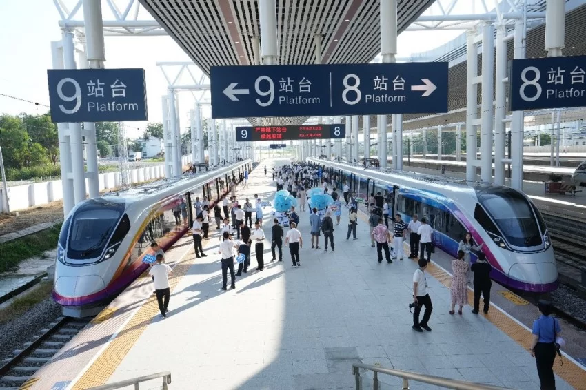 “最潮”动车组三亚上线运营(图2) “最潮”动车组三亚上线运营(图2)