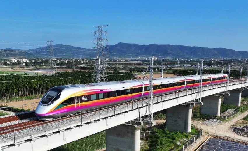 “最潮”动车组三亚上线运营(图7) “最潮”动车组三亚上线运营(图7)