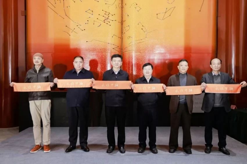 用传承技艺描绘北京中轴线, 巨幅漆画问世于正阳门,三幅知名中轴线画作同时亮相(图2) 用传承技艺描绘北京中轴线, 巨幅漆画问世于正阳门,三幅知名中轴线画作同时亮相(图2)