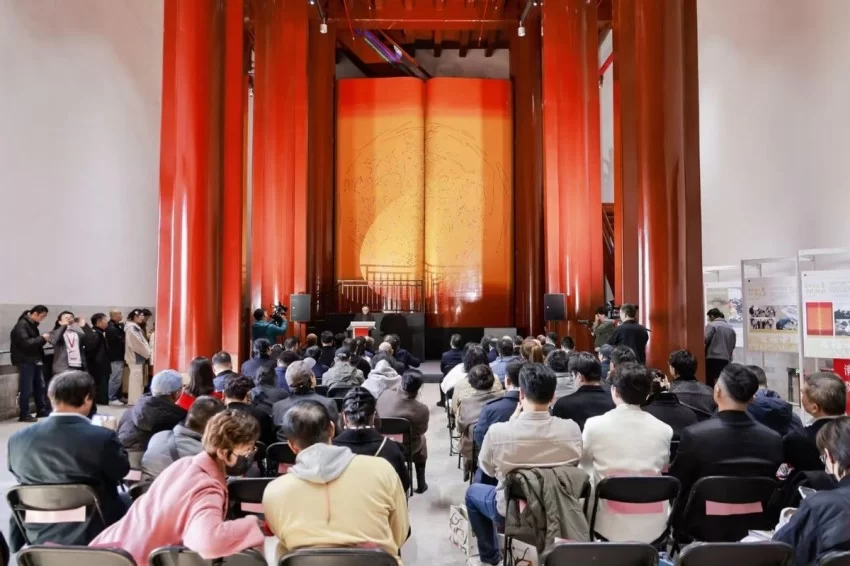 用传承技艺描绘北京中轴线， 巨幅漆画问世于正阳门，三幅知名中轴线画作同时亮相