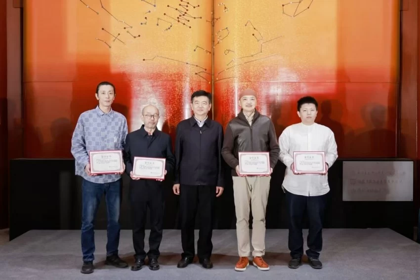 用传承技艺描绘北京中轴线, 巨幅漆画问世于正阳门,三幅知名中轴线画作同时亮相(图3) 用传承技艺描绘北京中轴线, 巨幅漆画问世于正阳门,三幅知名中轴线画作同时亮相(图3)