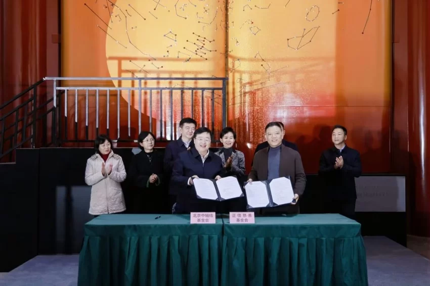 用传承技艺描绘北京中轴线, 巨幅漆画问世于正阳门,三幅知名中轴线画作同时亮相(图4) 用传承技艺描绘北京中轴线, 巨幅漆画问世于正阳门,三幅知名中轴线画作同时亮相(图4)