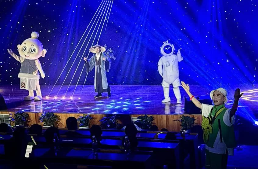 《药圣》精编版精彩上演，点亮灸童中医药文化周开幕式——科技与传统文化完美融合，演绎李时珍传奇人生(图3)