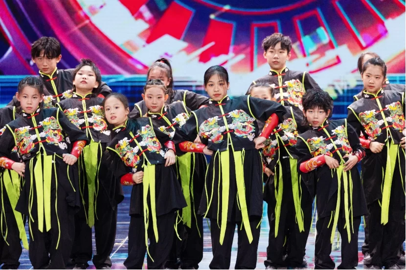 李雪健、刘莉莉、金响携情景歌曲《你是我的家》亮相《2025年全球华侨华人春节大联欢》(图2)