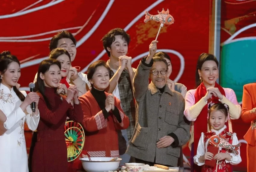 李雪健、刘莉莉、金响携情景歌曲《你是我的家》亮相《2025年全球华侨华人春节大联欢》(图3)