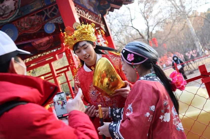 2025年地坛庙会:多彩舞台与互动体验打造当代民间年俗盛典(图7) 2025年地坛庙会:多彩舞台与互动体验打造当代民间年俗盛典(图7)