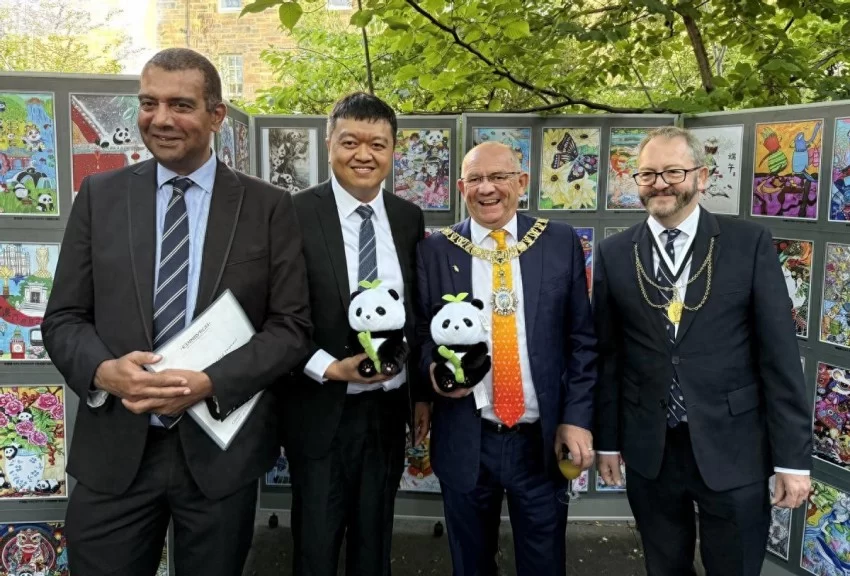 2025“熊猫杯”青少年美育文创大展·英国站在爱丁堡艺术节举行