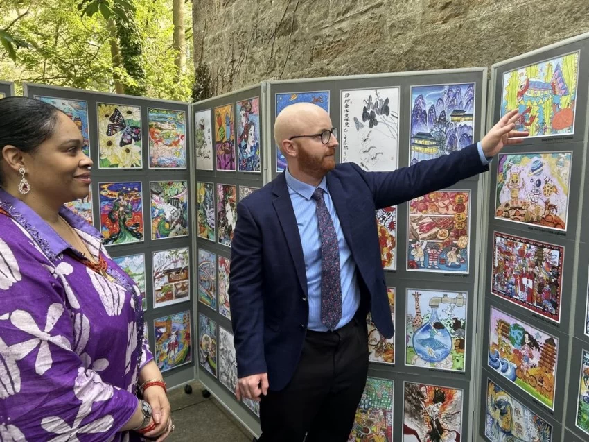 2025“熊猫杯”青少年美育文创大展·英国站在爱丁堡艺术节举行(图2)