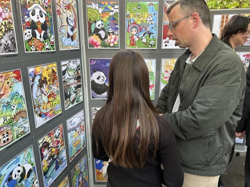 2025“熊猫杯”青少年美育文创大展·英国站在爱丁堡艺术节举行(图3)
