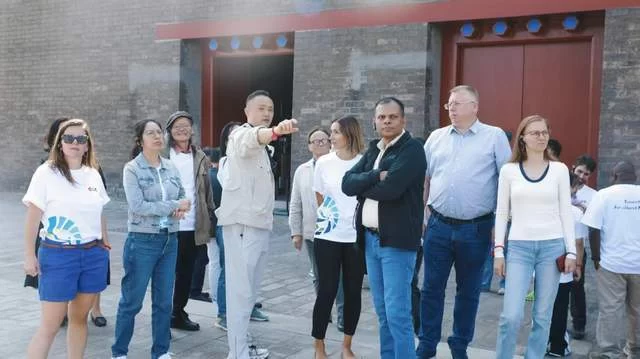 触摸千年脉动,共筑文明之桥——人类命运共同体国际智库论坛嘉宾开启北京中轴线文化体验之旅(图3) 触摸千年脉动,共筑文明之桥——人类命运共同体国际智库论坛嘉宾开启北京中轴线文化体验之旅(图3)