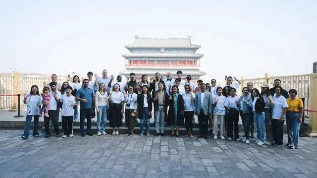 触摸千年脉动,共筑文明之桥——人类命运共同体国际智库论坛嘉宾开启北京中轴线文化体验之旅(图4) 触摸千年脉动,共筑文明之桥——人类命运共同体国际智库论坛嘉宾开启北京中轴线文化体验之旅(图4)