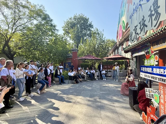 触摸千年脉动,共筑文明之桥——人类命运共同体国际智库论坛嘉宾开启北京中轴线文化体验之旅(图5) 触摸千年脉动,共筑文明之桥——人类命运共同体国际智库论坛嘉宾开启北京中轴线文化体验之旅(图5)