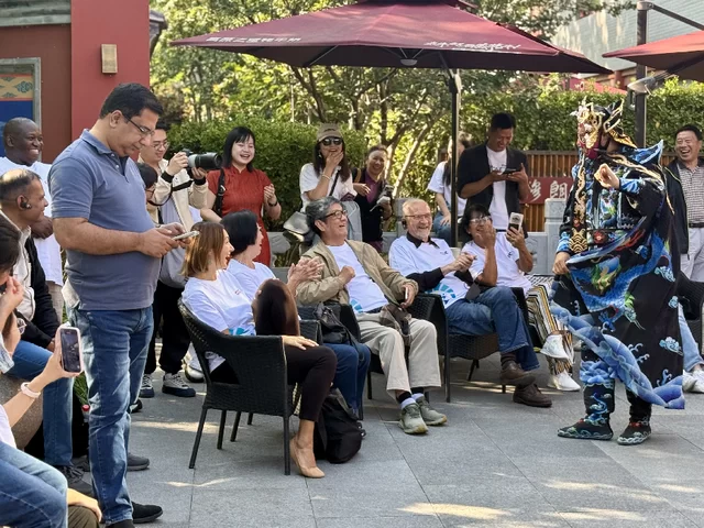 触摸千年脉动,共筑文明之桥——人类命运共同体国际智库论坛嘉宾开启北京中轴线文化体验之旅(图7) 触摸千年脉动,共筑文明之桥——人类命运共同体国际智库论坛嘉宾开启北京中轴线文化体验之旅(图7)