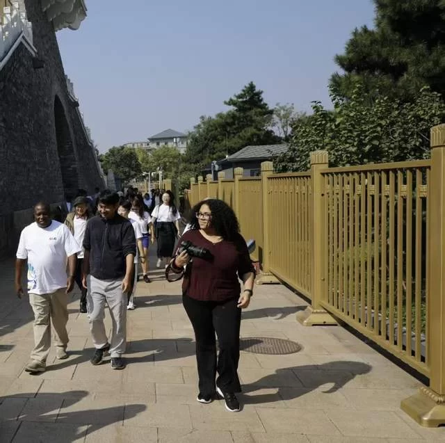 触摸千年脉动,共筑文明之桥——人类命运共同体国际智库论坛嘉宾开启北京中轴线文化体验之旅(图8) 触摸千年脉动,共筑文明之桥——人类命运共同体国际智库论坛嘉宾开启北京中轴线文化体验之旅(图8)