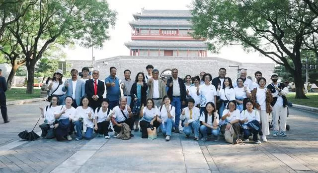 触摸千年脉动,共筑文明之桥——人类命运共同体国际智库论坛嘉宾开启北京中轴线文化体验之旅(图9) 触摸千年脉动,共筑文明之桥——人类命运共同体国际智库论坛嘉宾开启北京中轴线文化体验之旅(图9)