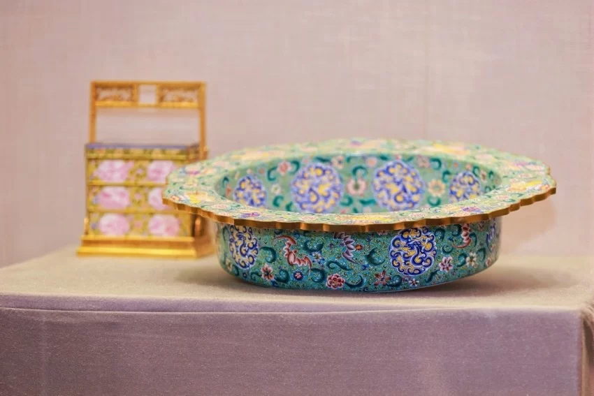 北京国际珐琅艺术创作与交流展暨第十三届北京工艺美术学术研讨会举办(图7) 北京国际珐琅艺术创作与交流展暨第十三届北京工艺美术学术研讨会举办(图7)