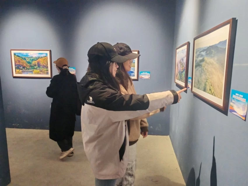 “大美伊春·魅力丰林”四季风光摄影作品展亮相天津(图2) “大美伊春·魅力丰林”四季风光摄影作品展亮相天津(图2)