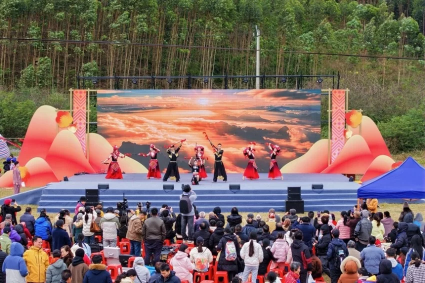 广西马山县六马村：流水欢歌迎客来