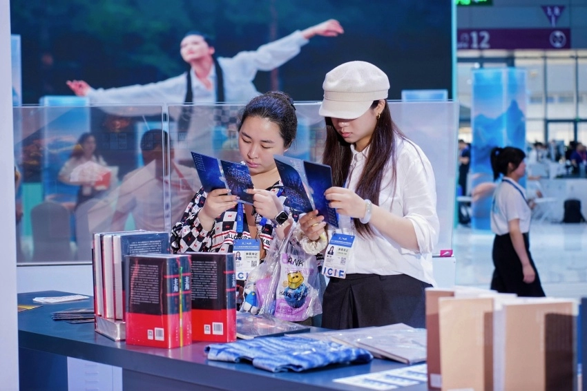 数智赋能交出靓丽答卷，第二十二届深圳文博会陕西展位彰显文化产业新活力(图4)