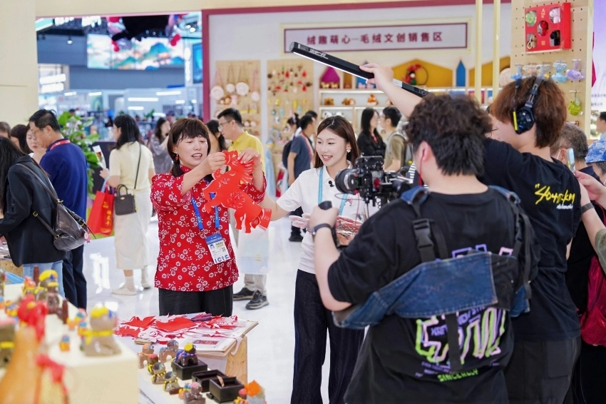 数智赋能交出靓丽答卷，第二十二届深圳文博会陕西展位彰显文化产业新活力(图7)