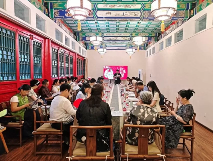 大观园中说晴雯