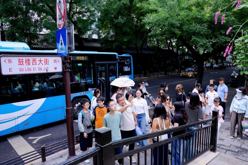 品读历史文脉 乐享街巷漫游——北京西城区启动2026“打卡鼓西 漫步斜街”文化消费活动(图4) 品读历史文脉 乐享街巷漫游——北京西城区启动2026“打卡鼓西 漫步斜街”文化消费活动(图4)