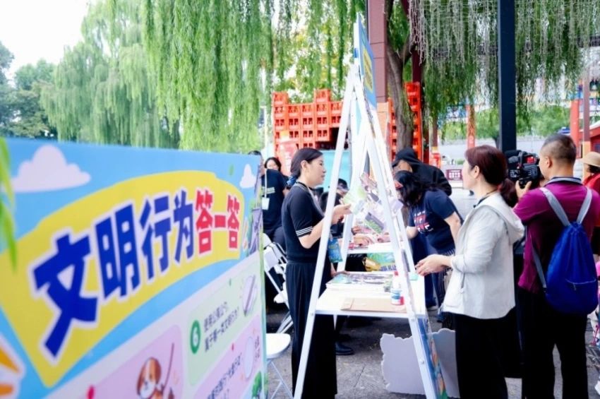 2026年西城区《北京市文明行为促进条例》系列宣传活动走进什刹海荷花市场(图5)