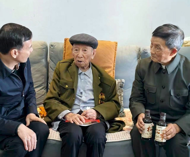 重温长征历史，“无盐酱油之父”张仲安一行看望慰问百岁老红军