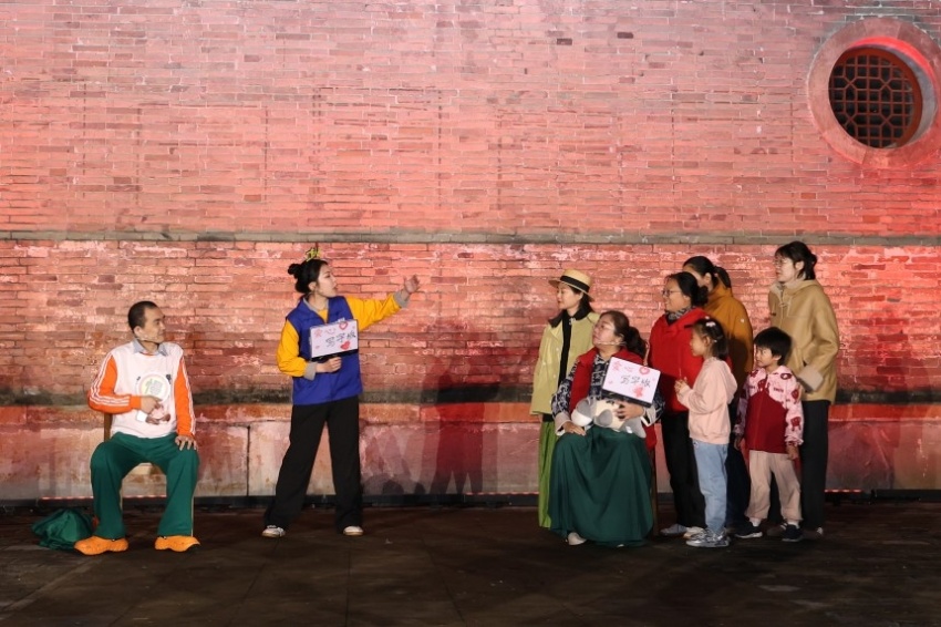 古寺搭台，居民演身边人、说身边事——原创沉浸式戏剧《家在回天》引共鸣(图5)