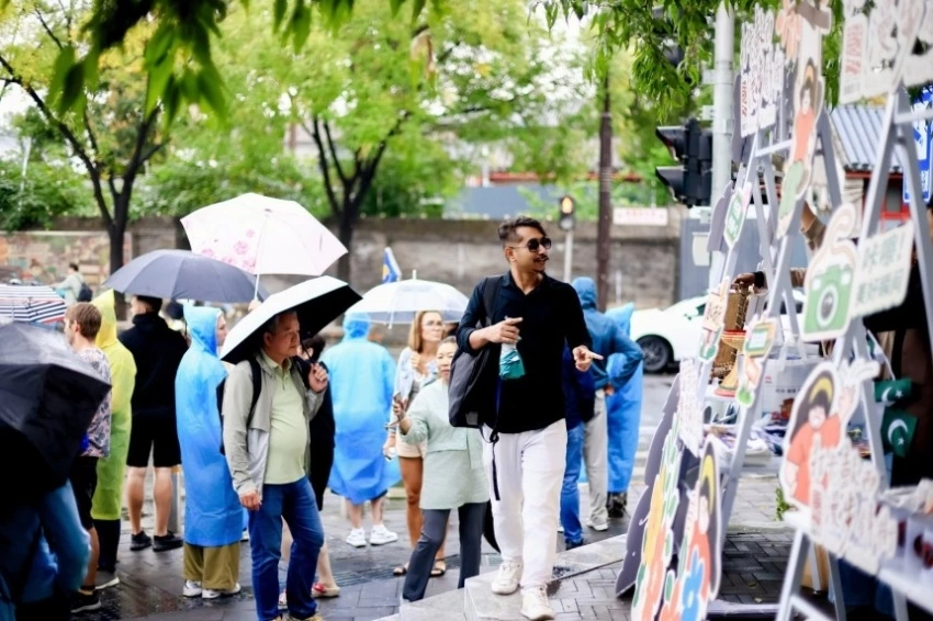 多国青年“赶集”八百年斜街——2026“打卡鼓西 漫步斜街”国际微市集成功举办(图9)