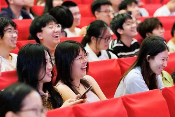 单霁翔:讲好中国故事 传播中华传统文化——“中轴线文化遗产大讲堂进校园”活动走进北京航空航天大学(图4) 单霁翔:讲好中国故事 传播中华传统文化——“中轴线文化遗产大讲堂进校园”活动走进北京航空航天大学(图4)