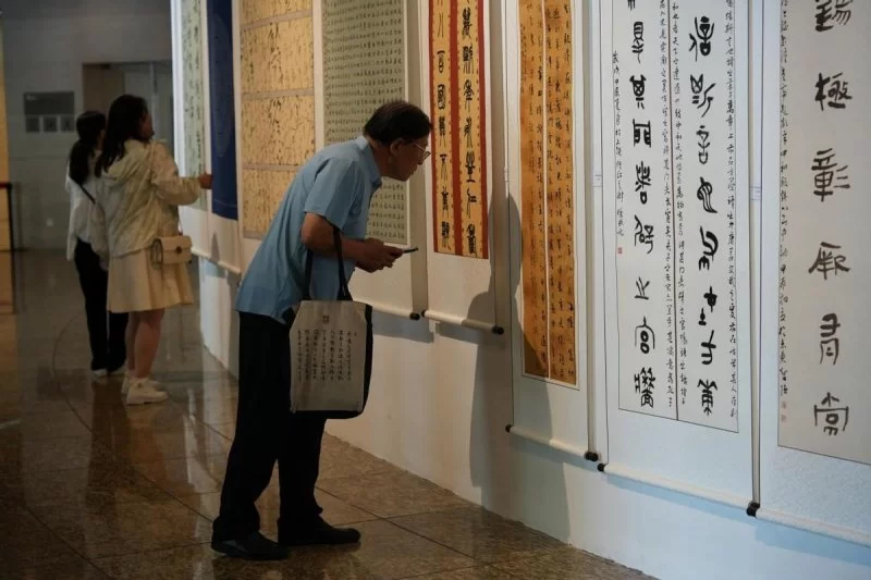 “致中和,书中轴”2024北京中轴线文创大赛书法精品展在中华世纪坛开幕(图5) “致中和,书中轴”2024北京中轴线文创大赛书法精品展在中华世纪坛开幕(图5)