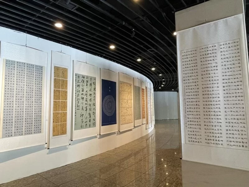 “致中和,书中轴”2024北京中轴线文创大赛书法精品展在中华世纪坛开幕(图3) “致中和,书中轴”2024北京中轴线文创大赛书法精品展在中华世纪坛开幕(图3)