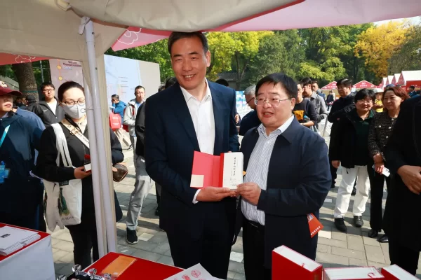 《北京中轴线日历》在北京市东城区龙潭公园(东湖)首发(图2) 《北京中轴线日历》在北京市东城区龙潭公园(东湖)首发(图2)