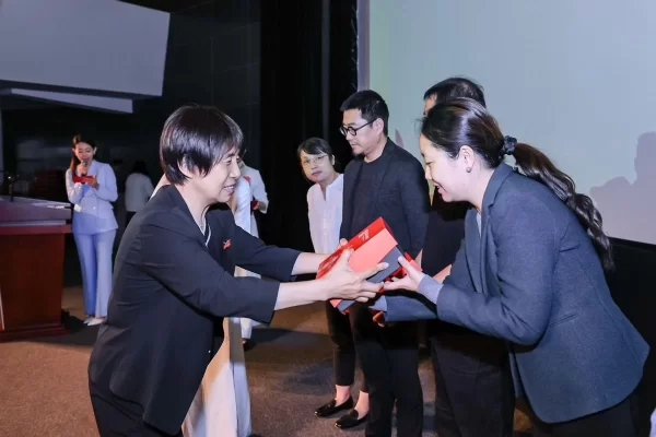 “印记北京中轴线——大众篆刻作品展”巡展启动暨公益赠书举办(图6) “印记北京中轴线——大众篆刻作品展”巡展启动暨公益赠书举办(图6)