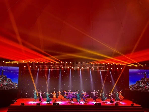 以民族乐舞焕文旅新生,大型体验式民族歌舞秀《额济纳》震撼开演(图4) 以民族乐舞焕文旅新生,大型体验式民族歌舞秀《额济纳》震撼开演(图4)