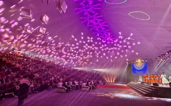 以民族乐舞焕文旅新生,大型体验式民族歌舞秀《额济纳》震撼开演(图2) 以民族乐舞焕文旅新生,大型体验式民族歌舞秀《额济纳》震撼开演(图2)