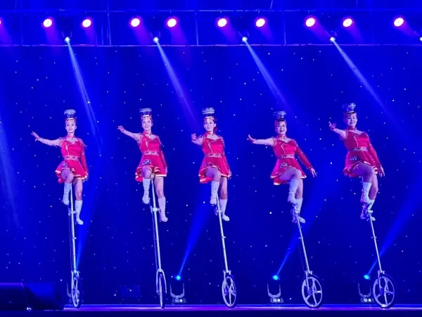 以民族乐舞焕文旅新生,大型体验式民族歌舞秀《额济纳》震撼开演(图7) 以民族乐舞焕文旅新生,大型体验式民族歌舞秀《额济纳》震撼开演(图7)