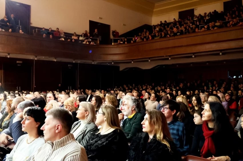 塞尔维亚奏响新春乐章——2025年欢乐春节演出活动在贝尔格莱德举行(图3) 塞尔维亚奏响新春乐章——2025年欢乐春节演出活动在贝尔格莱德举行(图3)