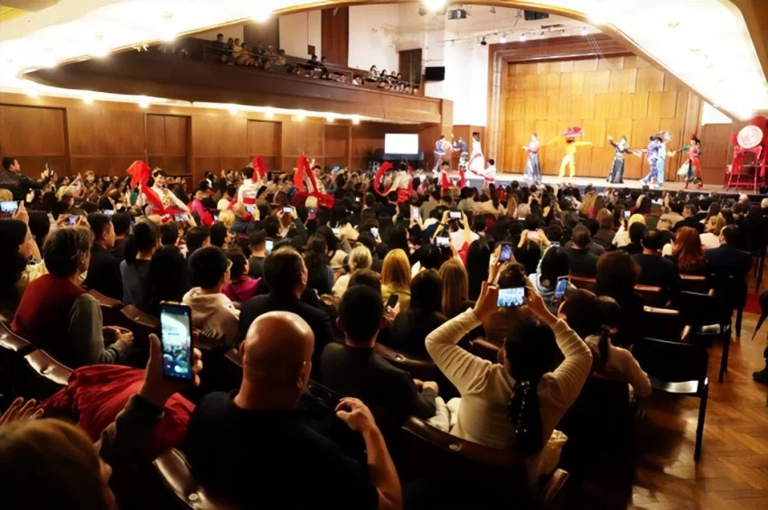 塞尔维亚奏响新春乐章——2025年欢乐春节演出活动在贝尔格莱德举行(图4) 塞尔维亚奏响新春乐章——2025年欢乐春节演出活动在贝尔格莱德举行(图4)