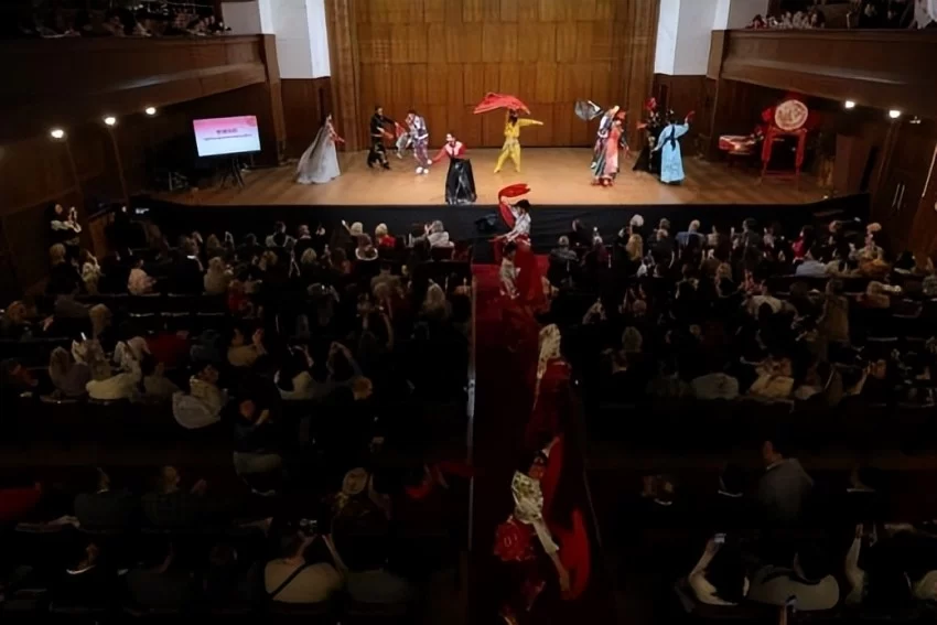 塞尔维亚奏响新春乐章——2025年欢乐春节演出活动在贝尔格莱德举行(图8) 塞尔维亚奏响新春乐章——2025年欢乐春节演出活动在贝尔格莱德举行(图8)