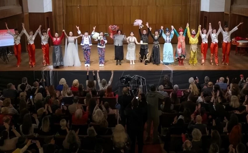 塞尔维亚奏响新春乐章——2025年欢乐春节演出活动在贝尔格莱德举行(图9) 塞尔维亚奏响新春乐章——2025年欢乐春节演出活动在贝尔格莱德举行(图9)