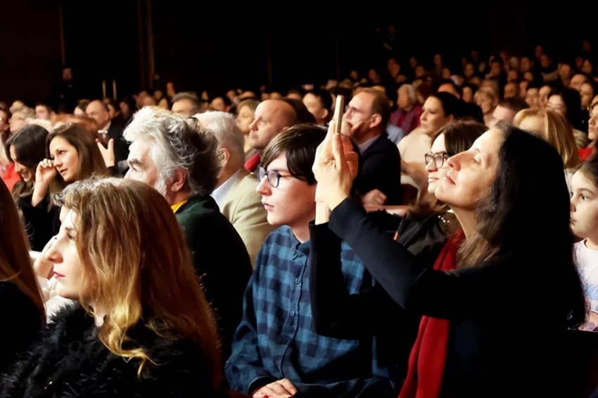 塞尔维亚奏响新春乐章——2025年欢乐春节演出活动在贝尔格莱德举行(图10) 塞尔维亚奏响新春乐章——2025年欢乐春节演出活动在贝尔格莱德举行(图10)