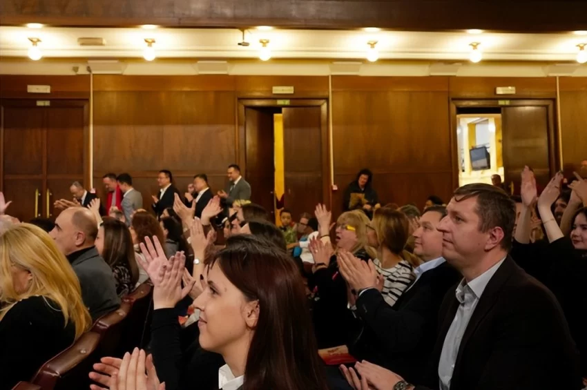 塞尔维亚奏响新春乐章——2025年欢乐春节演出活动在贝尔格莱德举行(图11) 塞尔维亚奏响新春乐章——2025年欢乐春节演出活动在贝尔格莱德举行(图11)